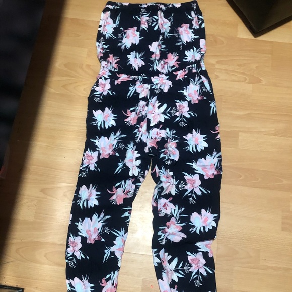 Ardene floral jumpsuit (L) - Picture 2 of 3
